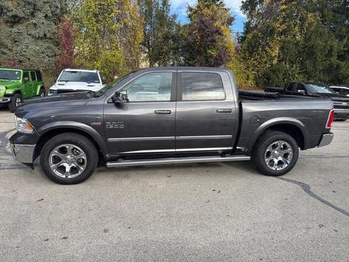2017 RAM 1500 Laramie Crew Cab 4x4 57' Box