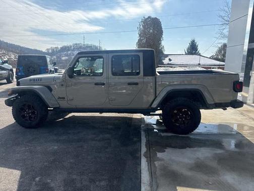 2022 Jeep Gladiator Sport