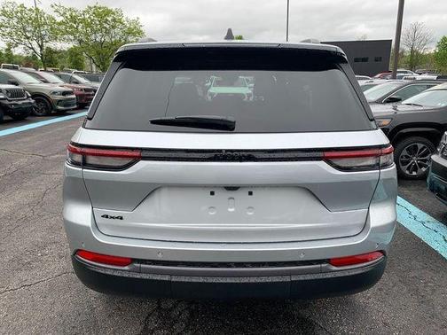 Silver Zynith 2026 Jeep Grand Cherokee Laredo