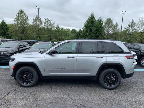 Silver Zynith 2026 Jeep Grand Cherokee Laredo