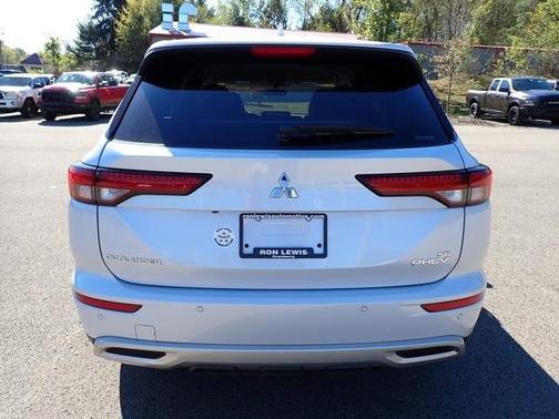 2023 Mitsubishi Outlander PHEV SE