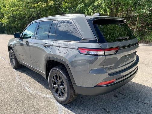 Sting Gray Clearcoat 2027 Jeep Grand Cherokee Laredo