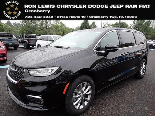 Diamond Black 2026 Chrysler Pacifica Select