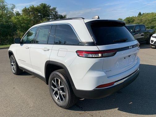 Bright White Clearcoat 2027 Jeep Grand Cherokee Laredo