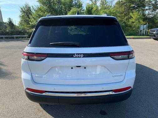 Bright White Clearcoat 2027 Jeep Grand Cherokee Laredo
