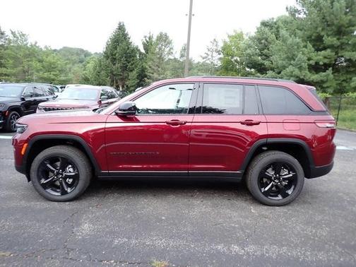 2025 Jeep Grand Cherokee Laredo