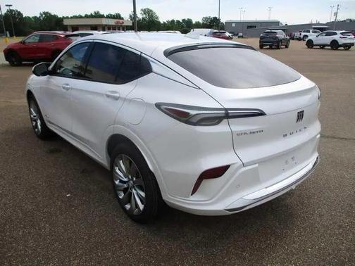 White Frost Tricoat 2026 Buick Envista Avenir FWD