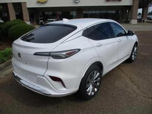 White Frost Tricoat 2026 Buick Envista Avenir FWD
