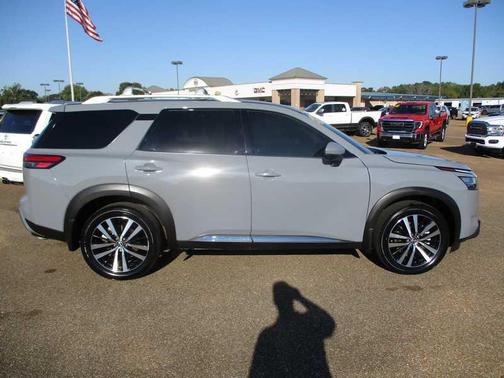 2024 Nissan Pathfinder Platinum FWD