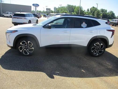 Summit White 2026 Chevrolet Trax FWD 2RS