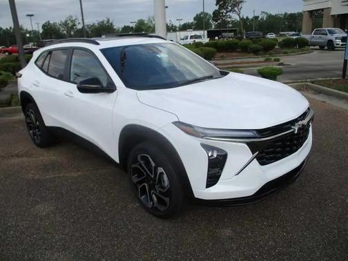 Summit White 2026 Chevrolet Trax FWD 2RS
