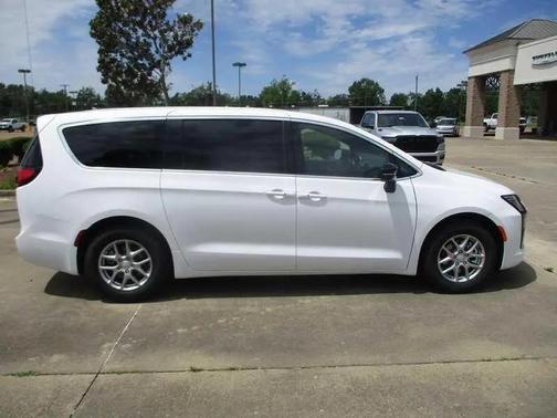 Bright White Clearcoat 2027 Chrysler Pacifica L