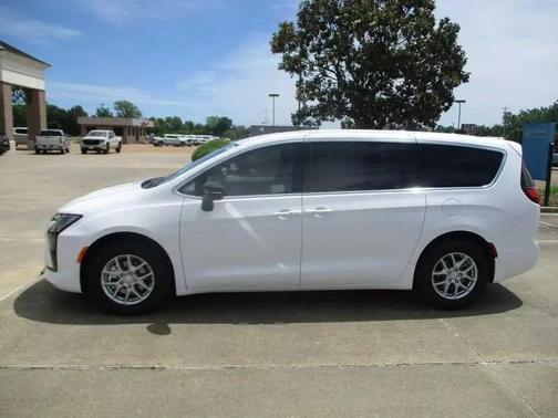 Bright White Clearcoat 2027 Chrysler Pacifica L