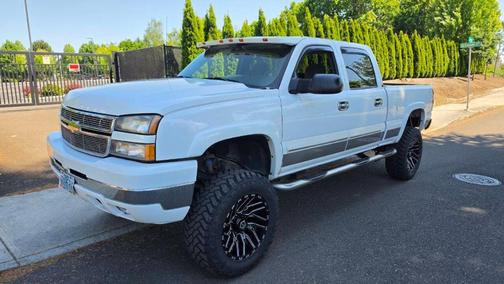 White 2005 Chevrolet Silverado 2500 LT H/D Crew Cab