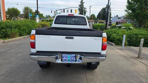 White 2004 Toyota Tacoma Xtracab