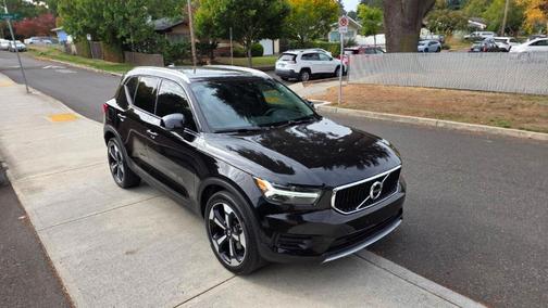 Black 2020 Volvo XC40 T5 Momentum