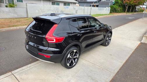 Black 2020 Volvo XC40 T5 Momentum
