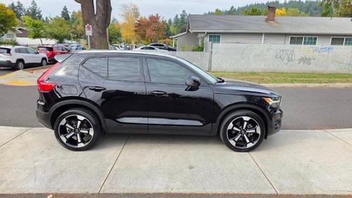 Black 2020 Volvo XC40 T5 Momentum