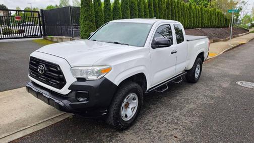 White 2016 Toyota Tacoma SR5