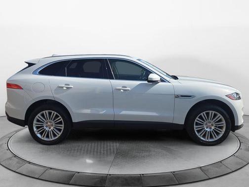Fuji White 2019 Jaguar F-PACE 30t Portfolio