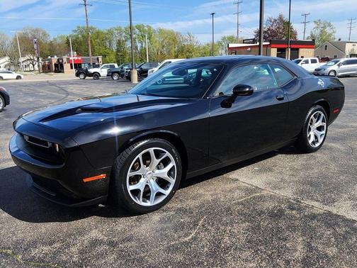 Pitch Black Clearcoat 2016 Dodge Challenger SXT