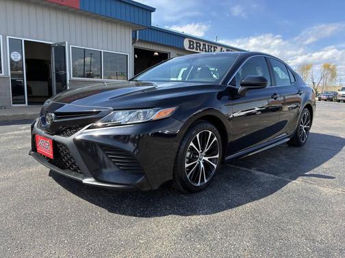 Midnight Black Metallic 2019 Toyota Camry SE