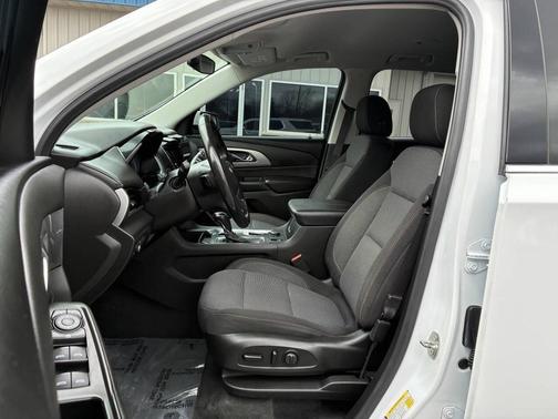 White 2018 Chevrolet Traverse LT Cloth