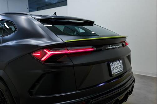 2022 Lamborghini Urus Graphite Capsule