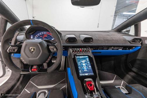 Blanco 2024 Lamborghini Huracan Tecnica Base