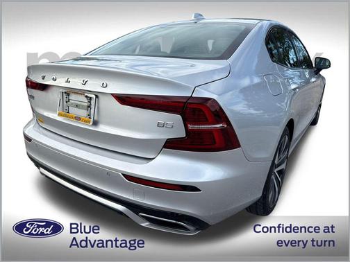 2022 Volvo S60 T5 Momentum