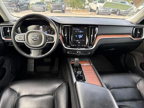 2022 Volvo S60 T5 Momentum