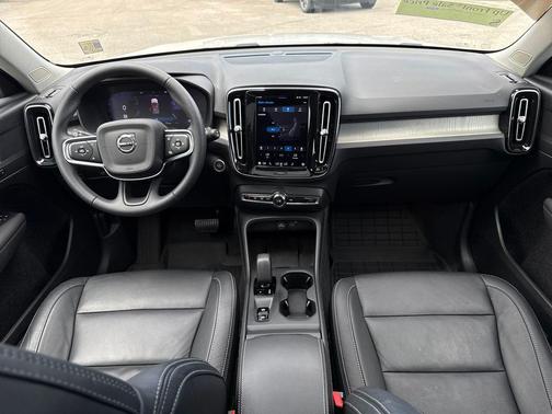 2024 Volvo XC40 B5 Core Dark Theme