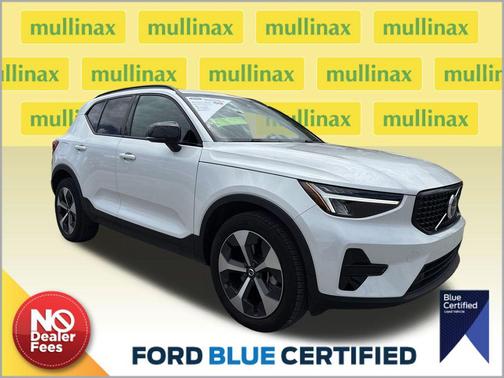 2024 Volvo XC40 B5 Core Dark Theme