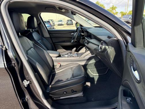Vulcano Black Metallic 2021 Alfa Romeo Stelvio Base