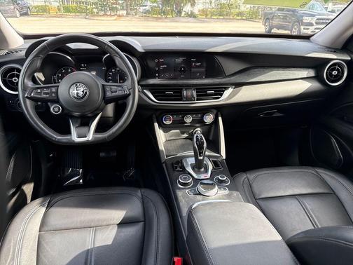 2021 Alfa Romeo Stelvio Base