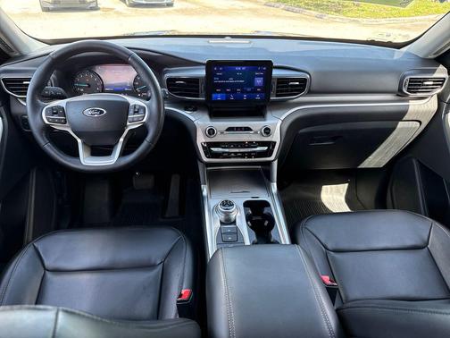 ATLAS BLUE METALLIC 2022 Ford Explorer XLT