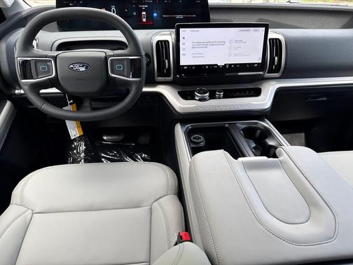 Star White Metallic Tri-Coat 2026 Ford Expedition Max Active 4x2