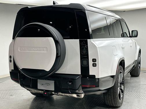 2026 Land Rover Defender 130 X-Dynamic SE