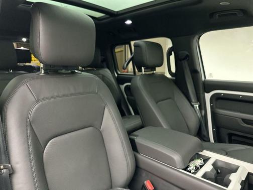 2026 Land Rover Defender 130 X-Dynamic SE