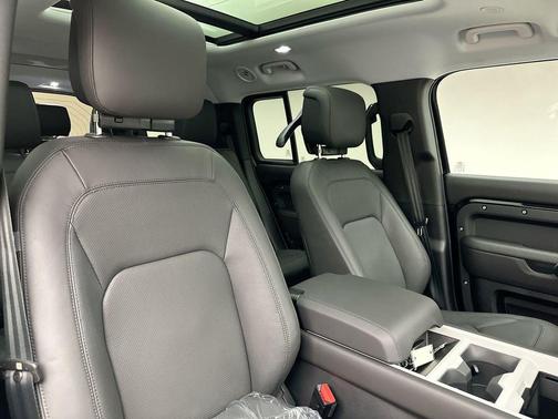 2025 Land Rover Defender 130 P400 X-Dynamic SE