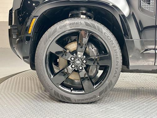 2025 Land Rover Defender 130 P400 X-Dynamic SE