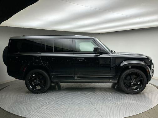 2025 Land Rover Defender 130 P400 X-Dynamic SE