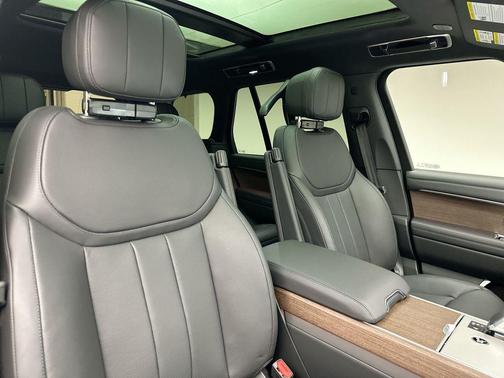 2026 Land Rover Range Rover P530 SE