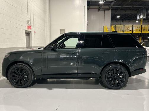 2026 Land Rover Range Rover P550e SE