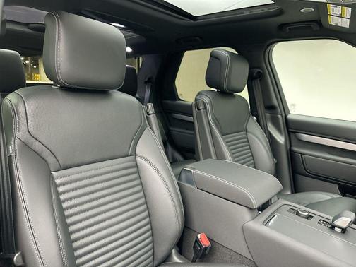 2026 Land Rover Discovery Tempest Edition