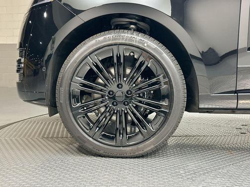 Santorini Black 2026 Land Rover Range Rover P400 SE