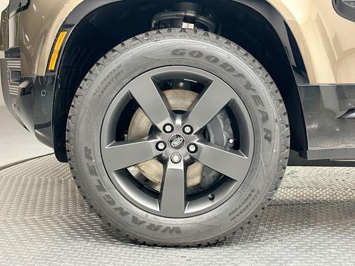 2025 Land Rover Defender X-Dynamic SE