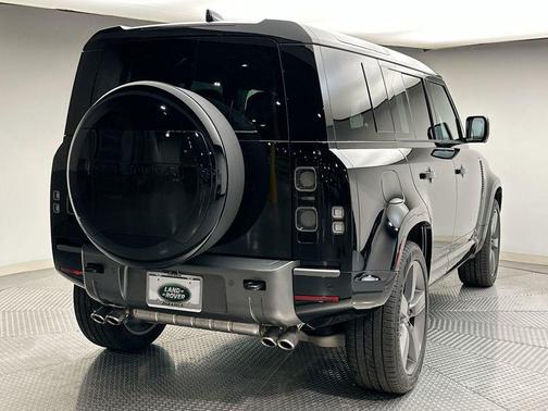 2025 Land Rover Defender 110 V8