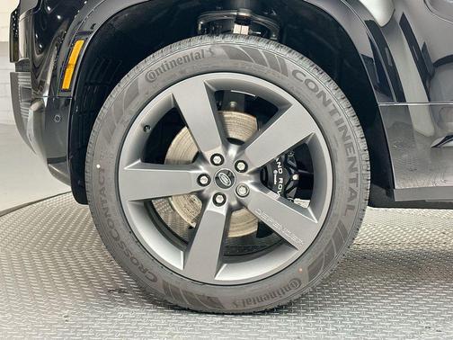 2025 Land Rover Defender 110 V8