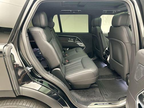 2025 Land Rover Range Rover P400 SE 7 Seat